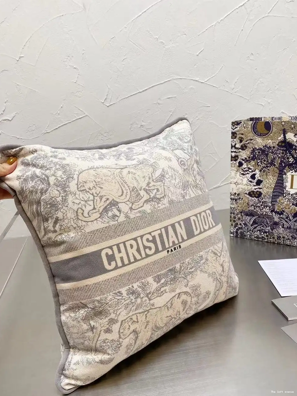 PILLOW THROW GREY CHRISTIAN 0618